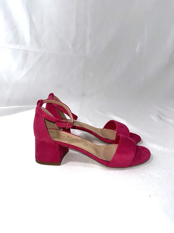 Sandali in camoscio fucsia Clizia artigianale di Olen Marlov  è un mix  che fonde classe e comfort! Grazie alla vestibilità eccellente e ai dettagli unici!