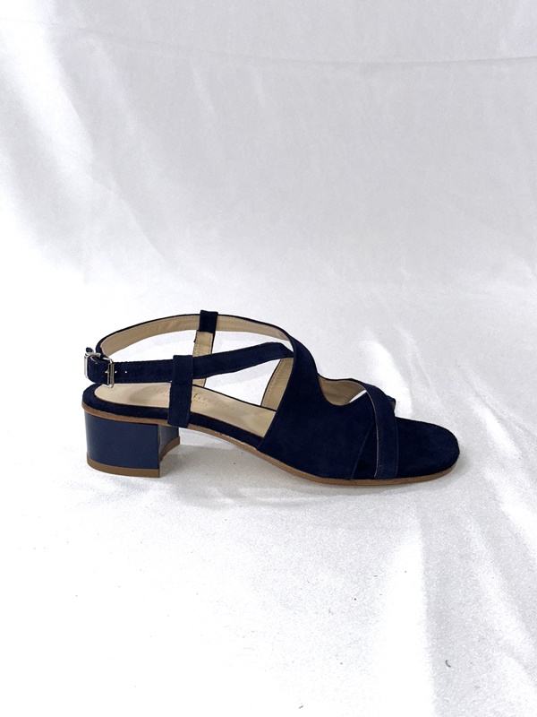 Sandali artigianali in camoscio blu è un simbolo  di eleganza senza tempo: racchiude: tradizione, innovazione, estetica e funzionalità!