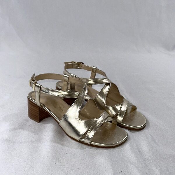 Sandali oro fatti a mano è un simbolo  di eleganza senza tempo: racchiude: tradizione, innovazione, estetica e funzionalità!