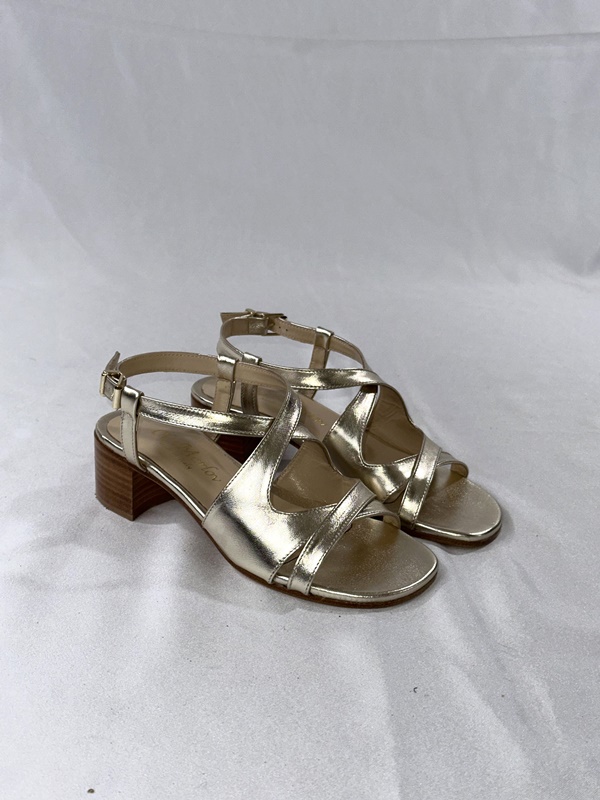Sandali oro fatti a mano è un simbolo  di eleganza senza tempo: racchiude: tradizione, innovazione, estetica e funzionalità!