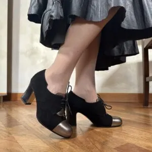 Stivaletto allacciato in camoscio nero Frida artigianale