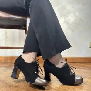 Stivaletto allacciato in camoscio nero Frida artigianale