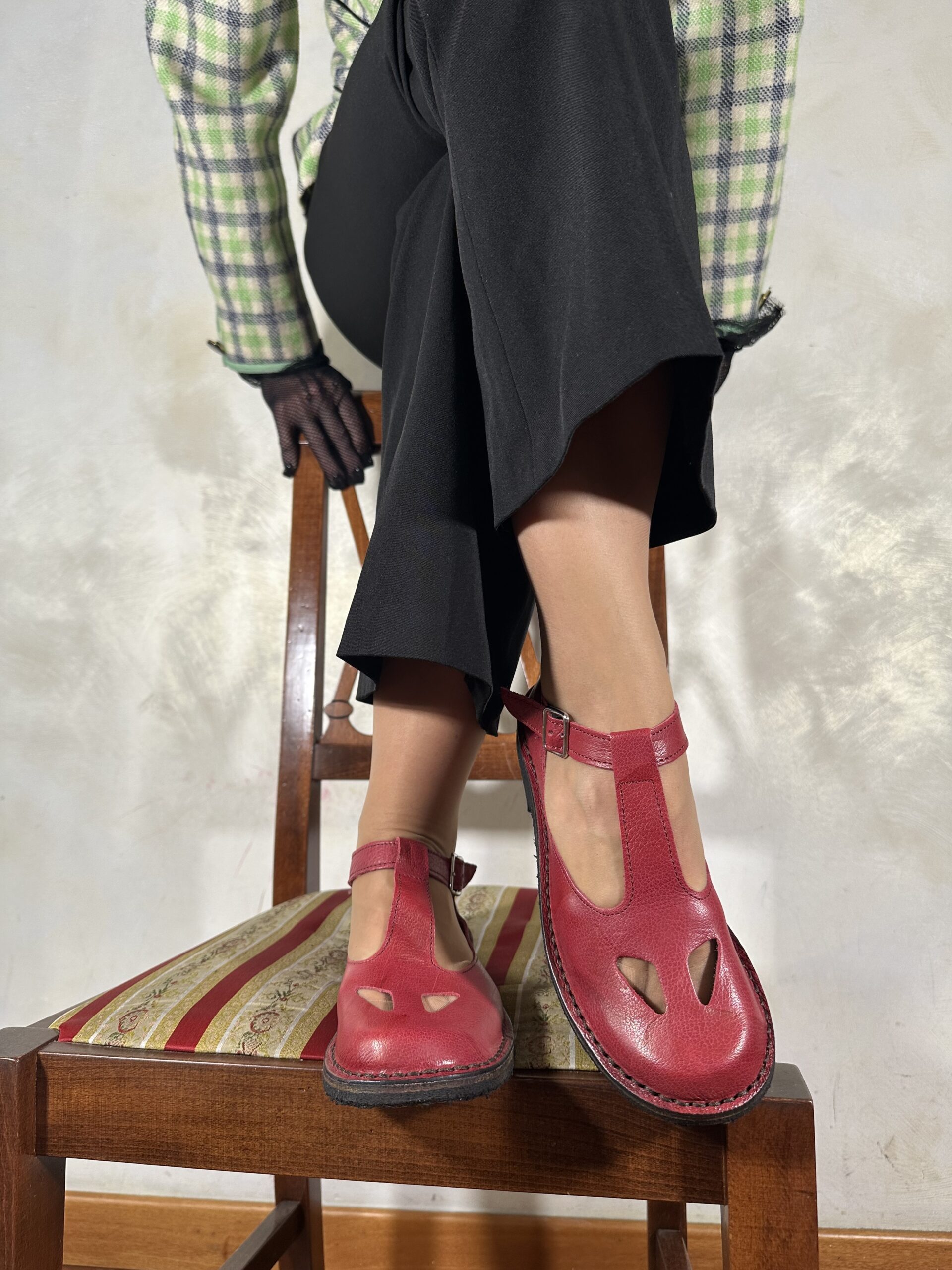 Scarpe bebe rosse in pelle con occhietti Beatrice artigianale - immagine 9