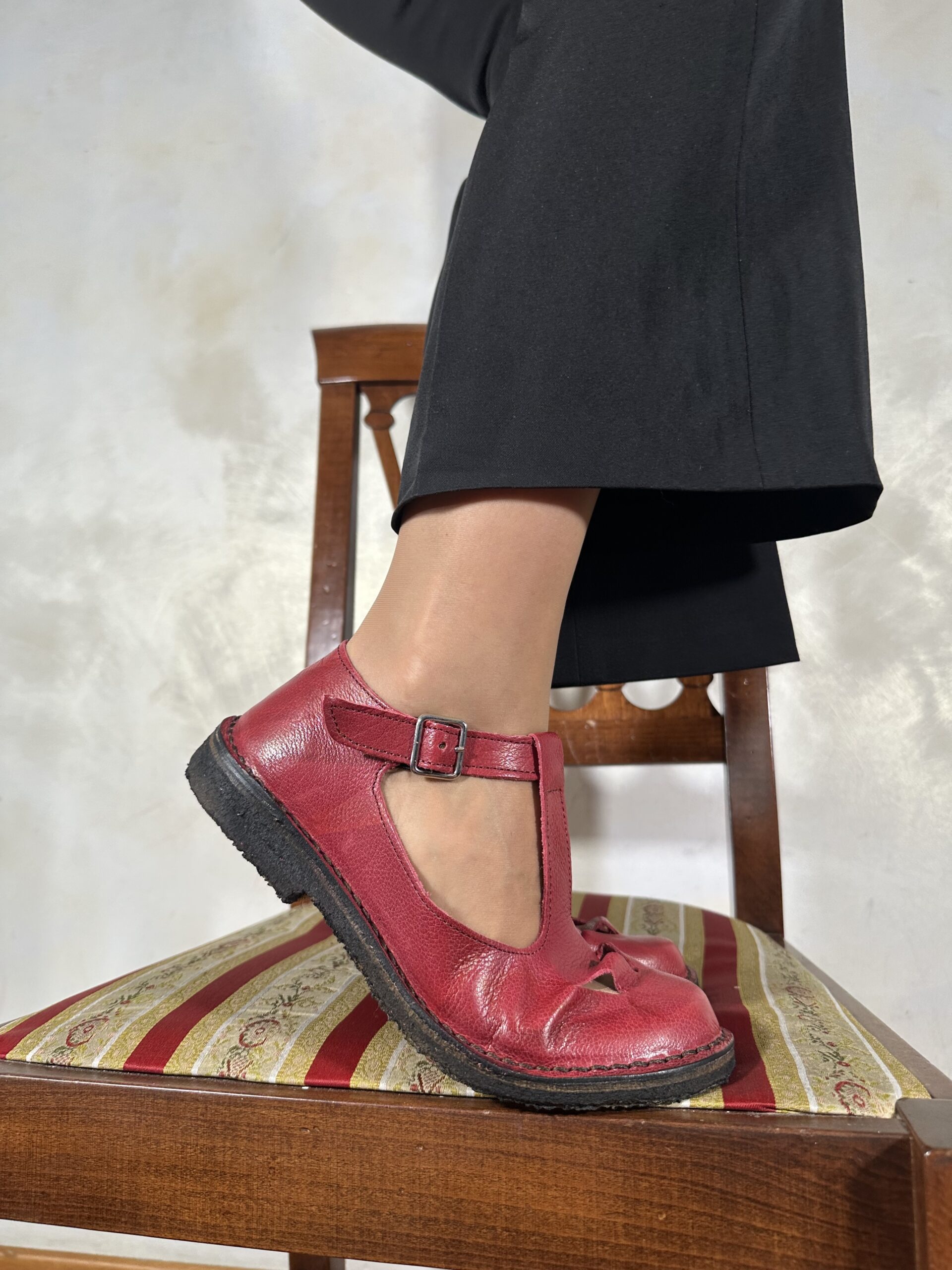Scarpe bebe rosse in pelle con occhietti Beatrice artigianale - immagine 2