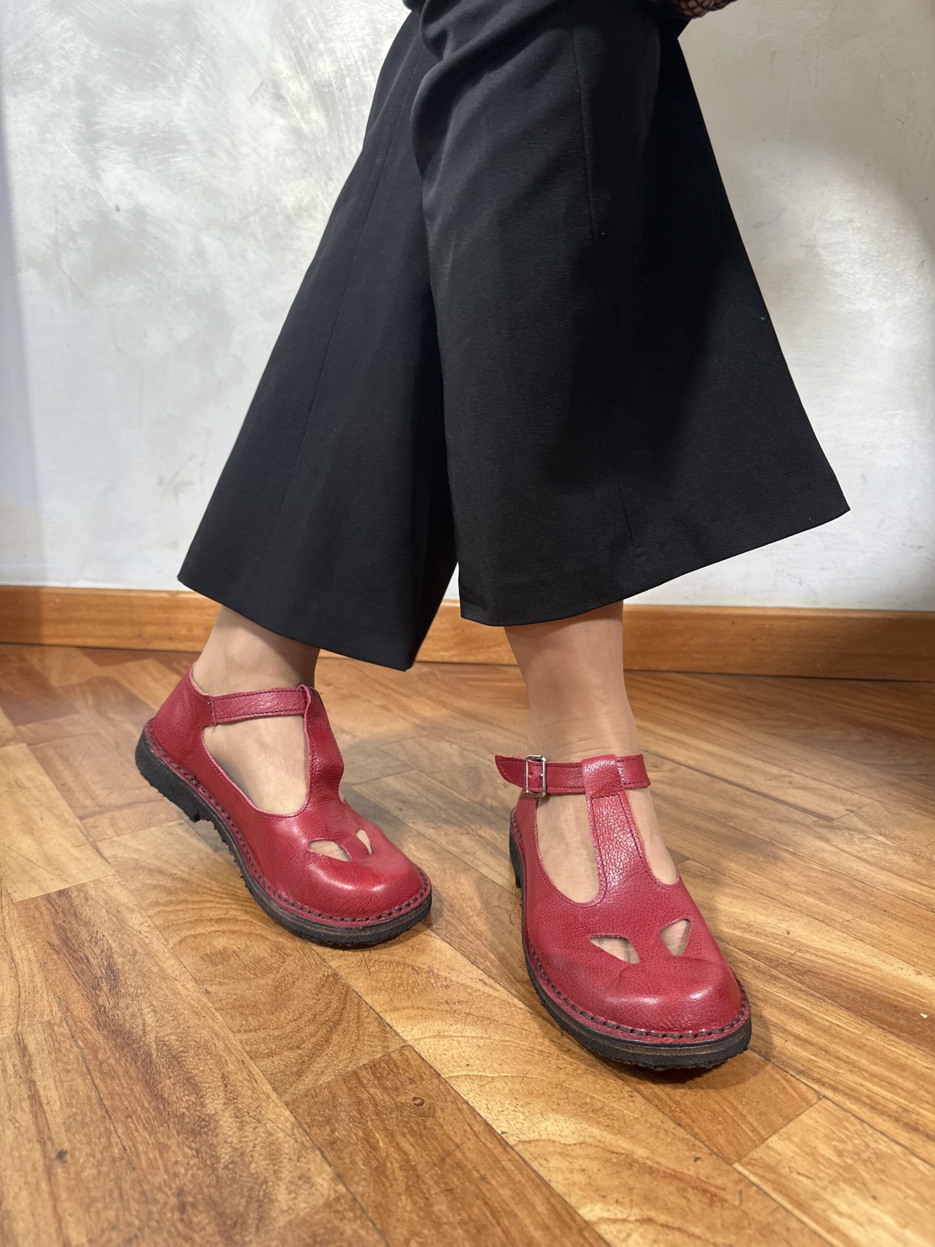 Scarpe bebe rosse in pelle con occhietti Beatrice artigianale - immagine 3