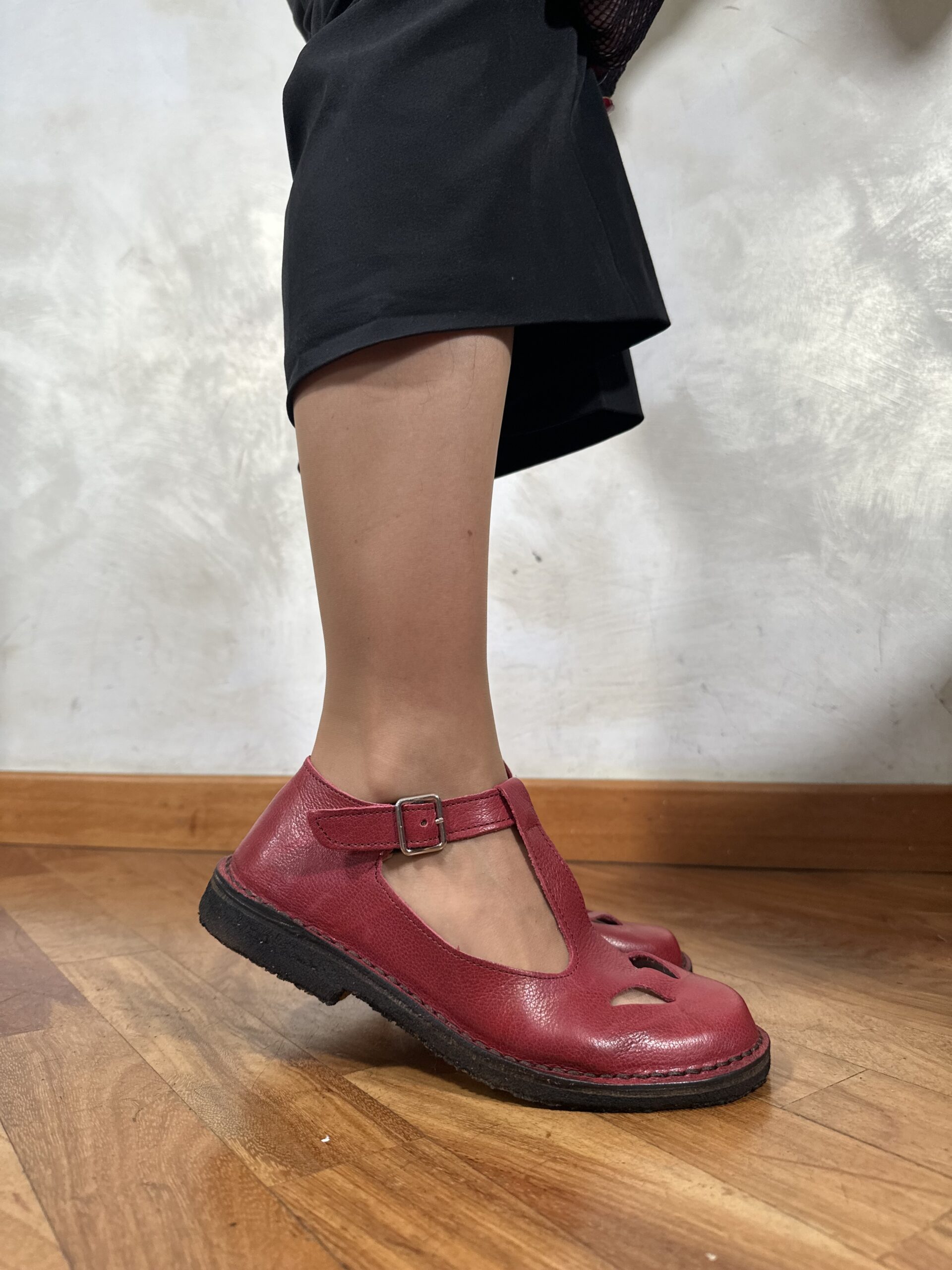 Scarpe bebe rosse in pelle con occhietti Beatrice artigianale - immagine 5
