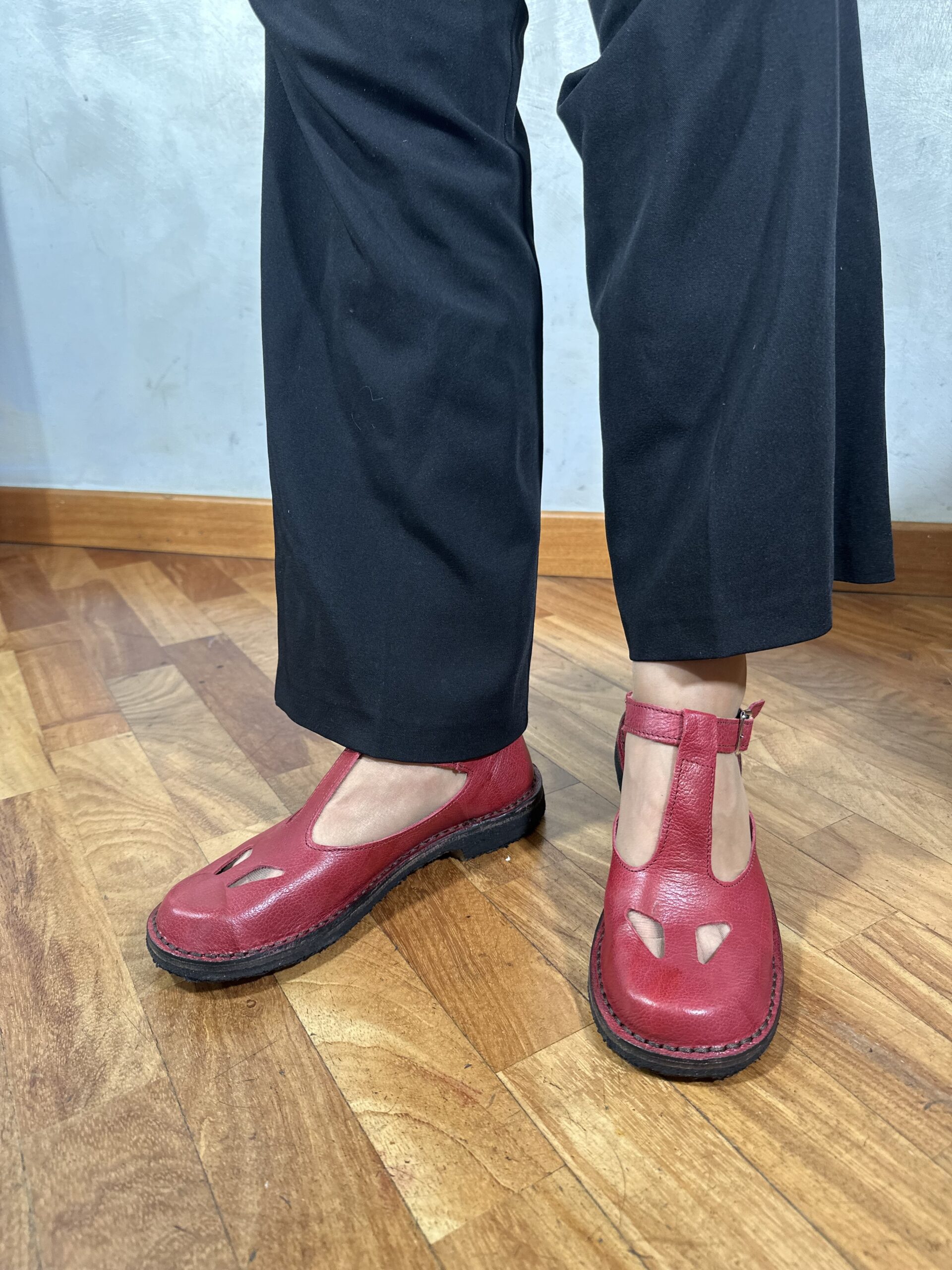 Scarpe bebe rosse in pelle con occhietti Beatrice artigianale - immagine 4